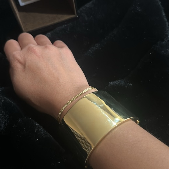 Michael Kors gold bracelet with card and box. Worn only once. - Picture 4 of 4